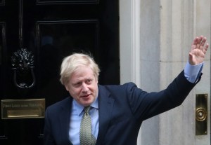 Boris Johnson aún no “se libró” del coronavirus y debe descansar, dice su padre