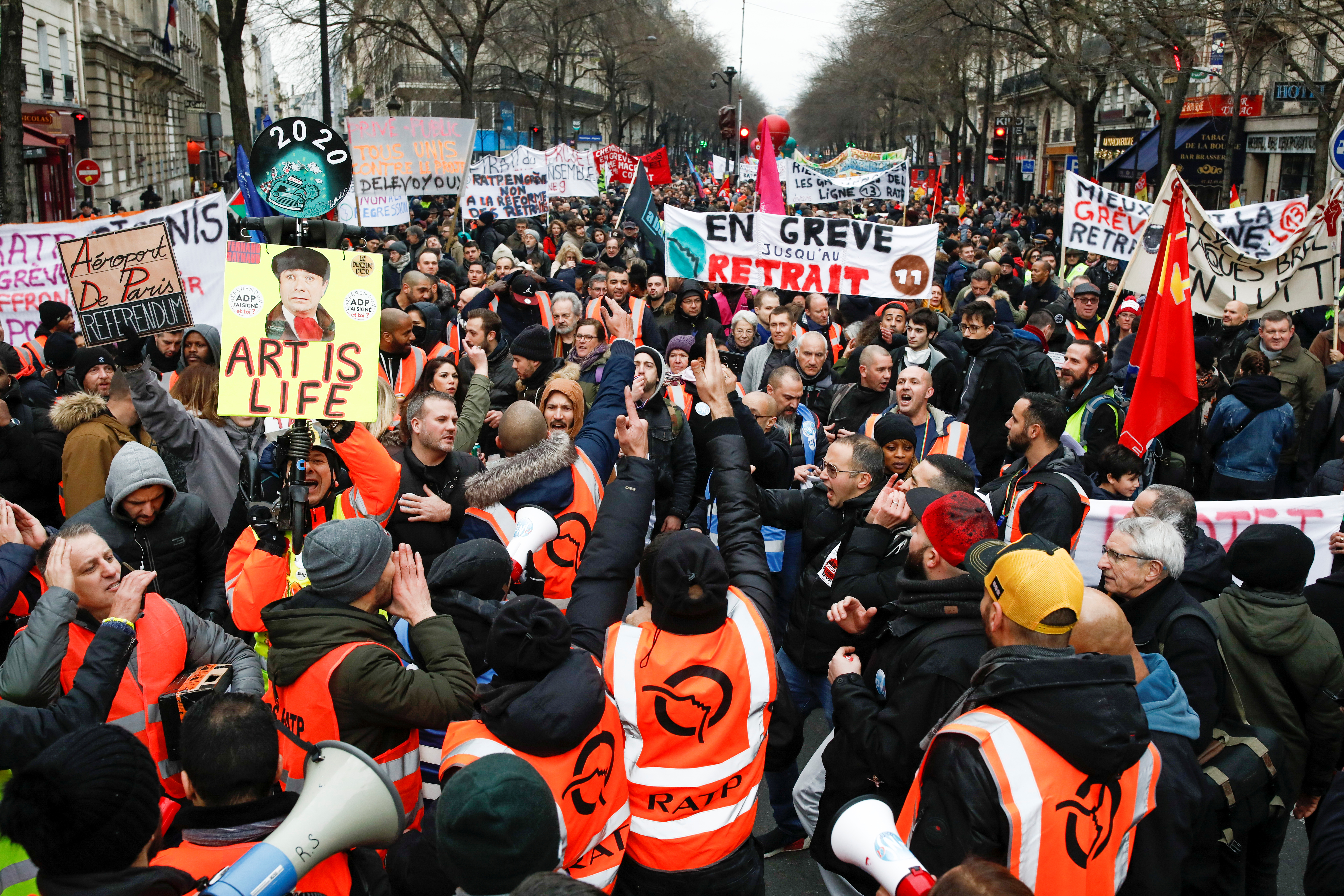 Enfrentamientos en París mientras marchan los manifestantes por las pensiones y los chalecos amarillos
