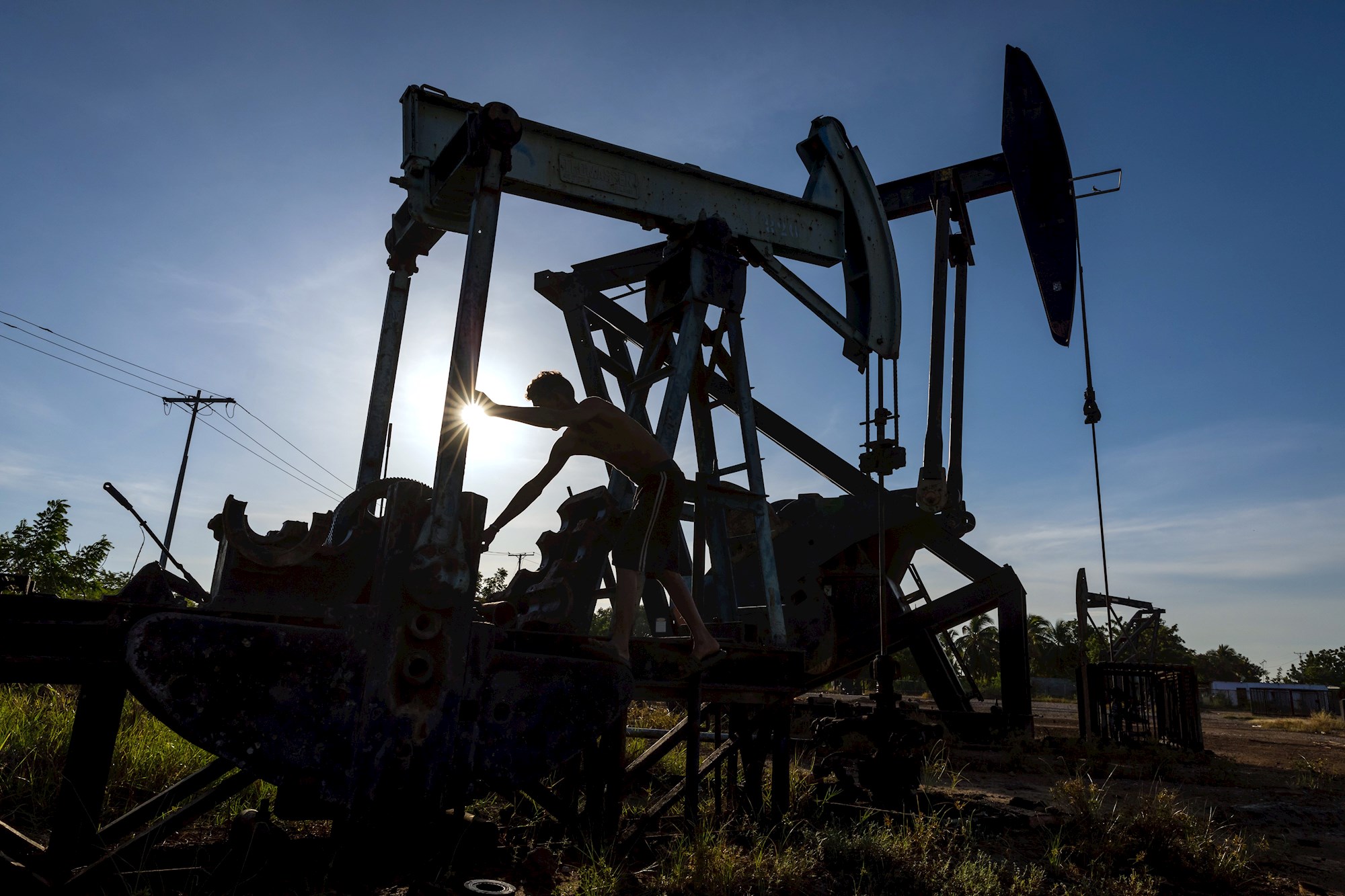 Precios del petróleo suben más de 3% luego de acuerdo sobre cortes de producción
