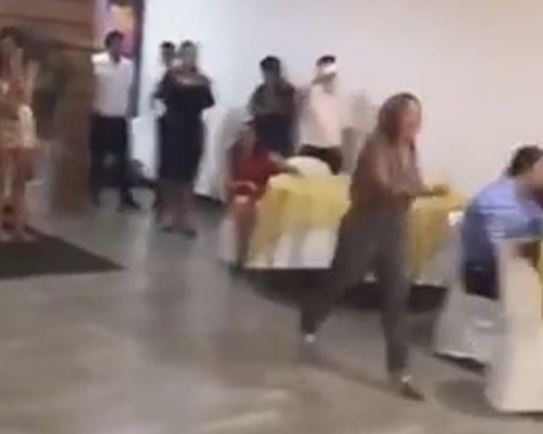 ¡De película! Llegó a la boda, le dijo al novio que lo amaba y golpeó a la novia (VIDEO)