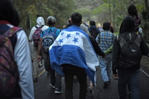 Migrantes hondureños se acercan a México con la esperanza de llegar a EEUU (Fotos)