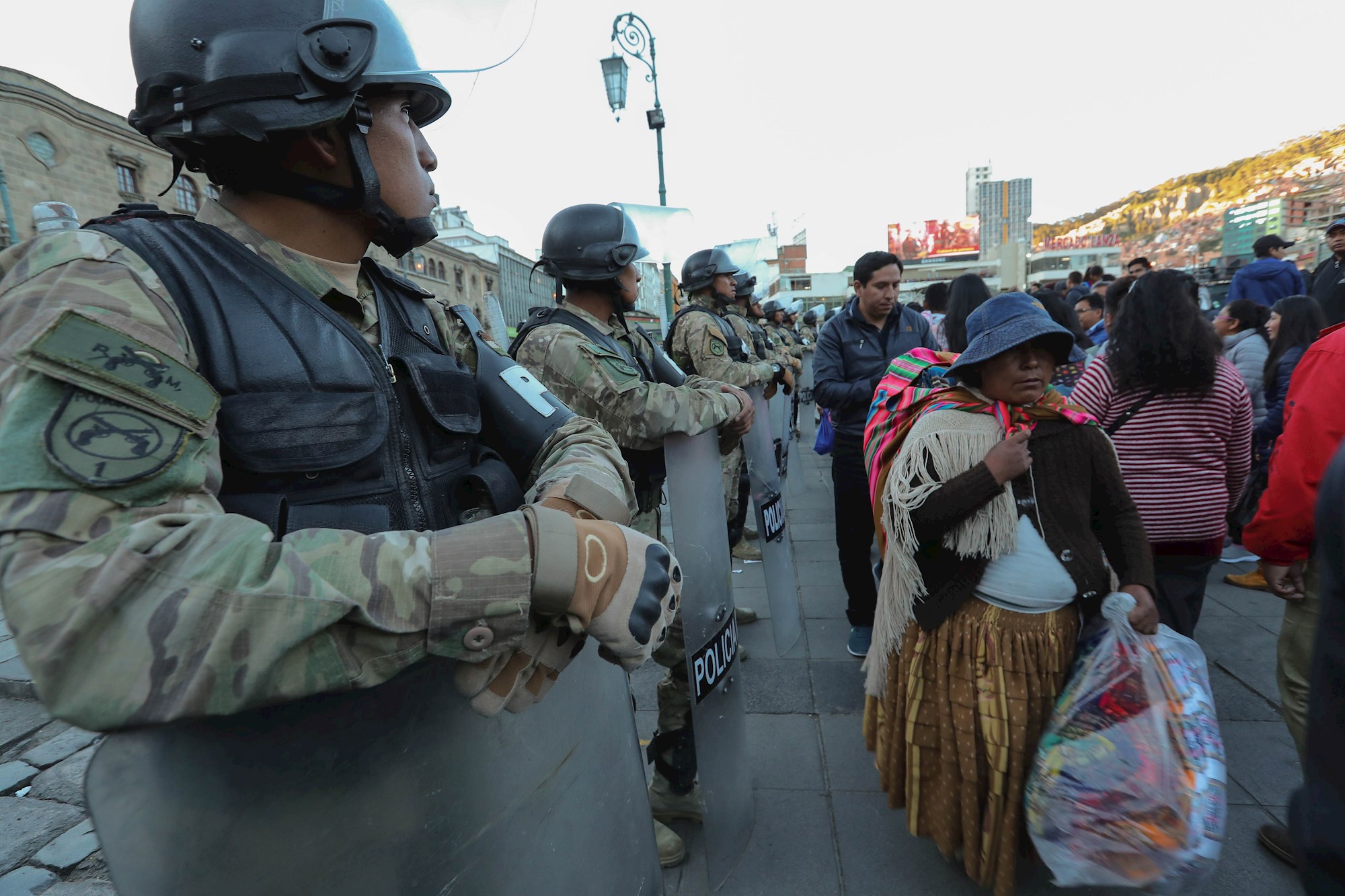 Policías y militares de Bolivia refuerzan la seguridad por día festivo creado por Evo
