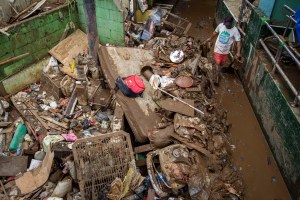 Inundaciones en Indonesia dejan al menos 60 muertos y decenas de miles de personas sin hogar