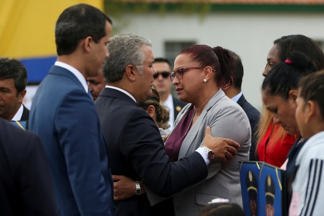   El presidente de Colombia, Ivan Duque, y el líder de la oposición venezolana, Juan Guaidó, a quienes muchas naciones han reconocido como el gobernante interino legítimo del país, saludan a las familias de los cadetes asesinados en el ataque con coche bomba de 2019, en la Escuela General de Santander, en Bogotá, Colombia, el 20 de enero de 2020. REUTERS / Luisa Gonzalez