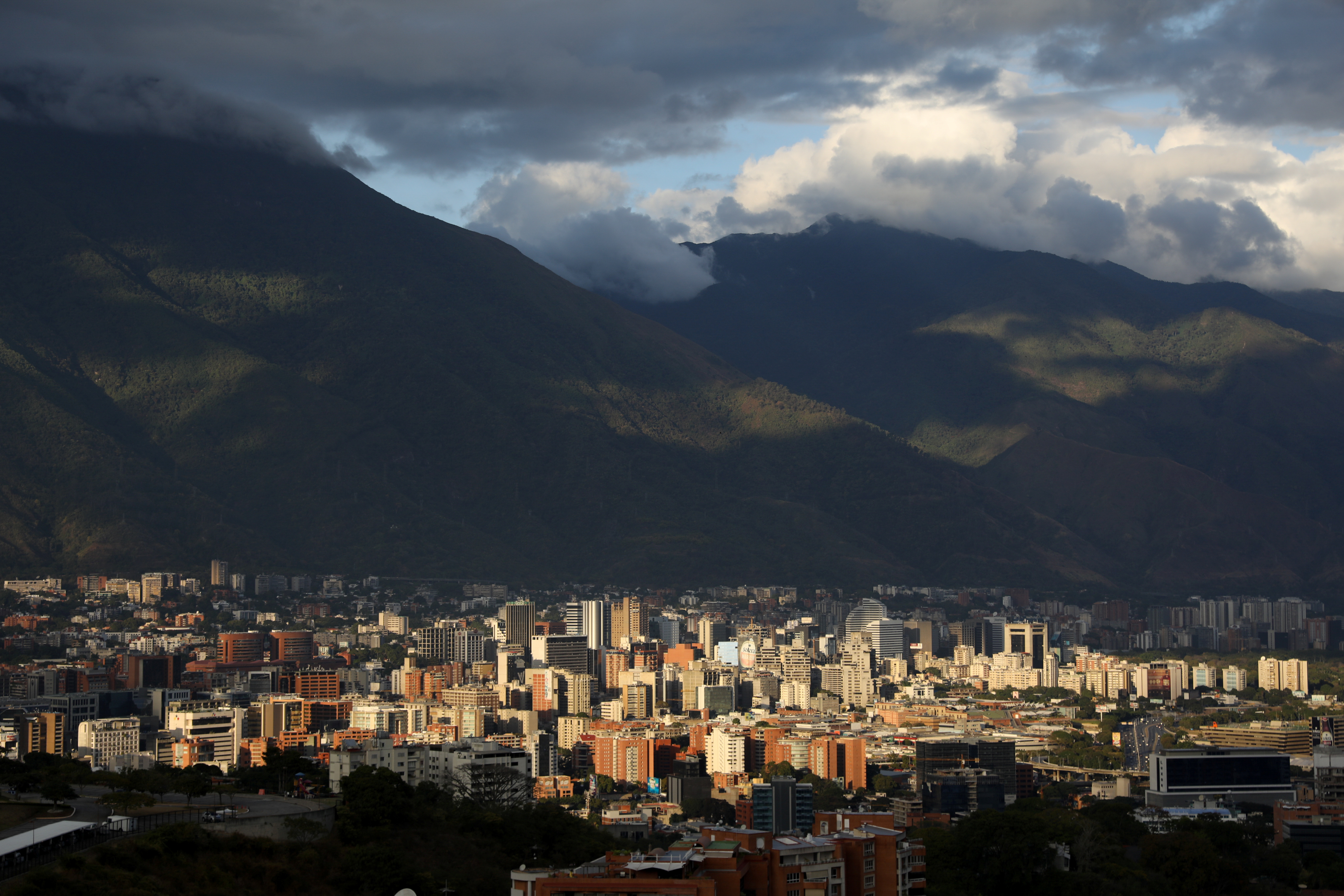 Reportan apagón en varias zonas de Caracas este #25Jul
