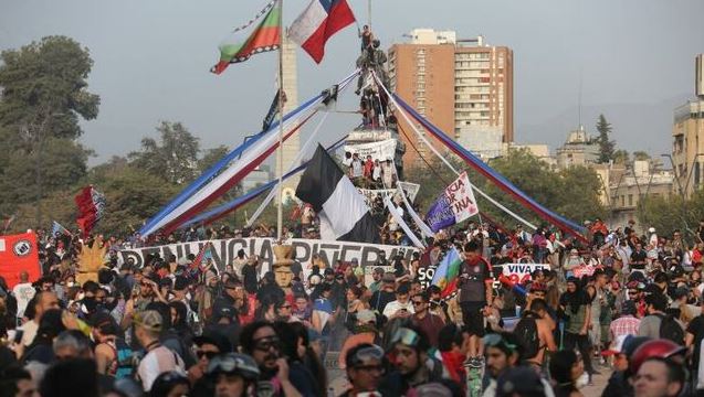 Duros choques entre manifestantes y agentes policiales a tres meses de la crisis en Chile