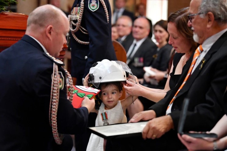 Las fotos que hacen llorar a Australia: La niña que despide a su papá bombero con una sonrisa