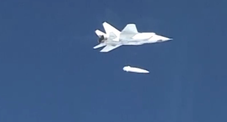 Una “daga” en el aire: Rusia prueba su misil hipersónico Kinzhal en el mar Negro (VIDEO)