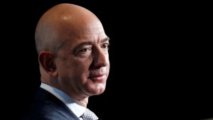 Jeff Bezos ya no es la persona más rica del mundo y por primera vez un europeo encabeza la lista de Forbes