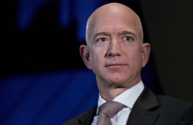 ¿Lex Luthor? Jeff Bezos maneja manos robóticas gigantes y lo comparan con un supervillano (VIDEO)