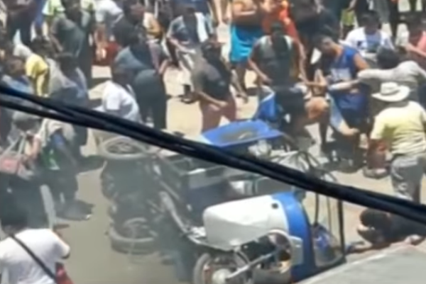 Casi lincharon a una venezolana en Perú por intentar robar en un mototaxi (Video)