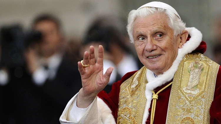 Cardenal catalogó el libro del secretario de Benedicto XVI como una “indiscreción indecorosa”