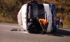 Al menos 16 heridos dejó el volcamiento de un autobús en la Troncal 11 de Valencia (Fotos)