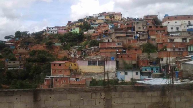 Enfrentamiento entre comisiones policiales y delincuentes en El Valle dejó dos heridos