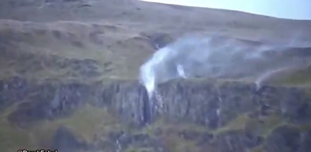 En video: Así los vientos de la tormenta Ciara dan vuelta a una catarata en el Reino Unido