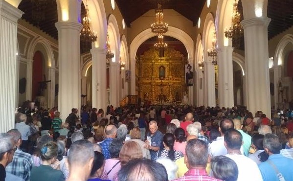 Vecinos imploran a Virgen de La Candelaria que ilumine a Venezuela para superar crisis