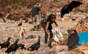 Venezolanos disputan restos de comida con buitres en un basurero en Paracaima (Fotos)