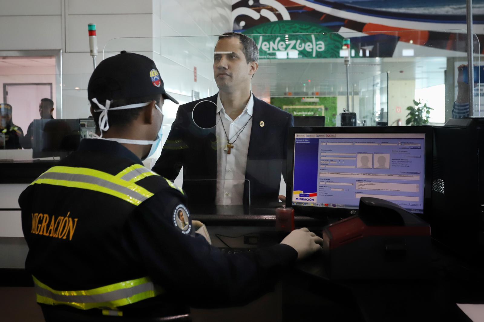 EN VIDEO: Diosdado mostró la cédula de Guaidó vuelta picadillo