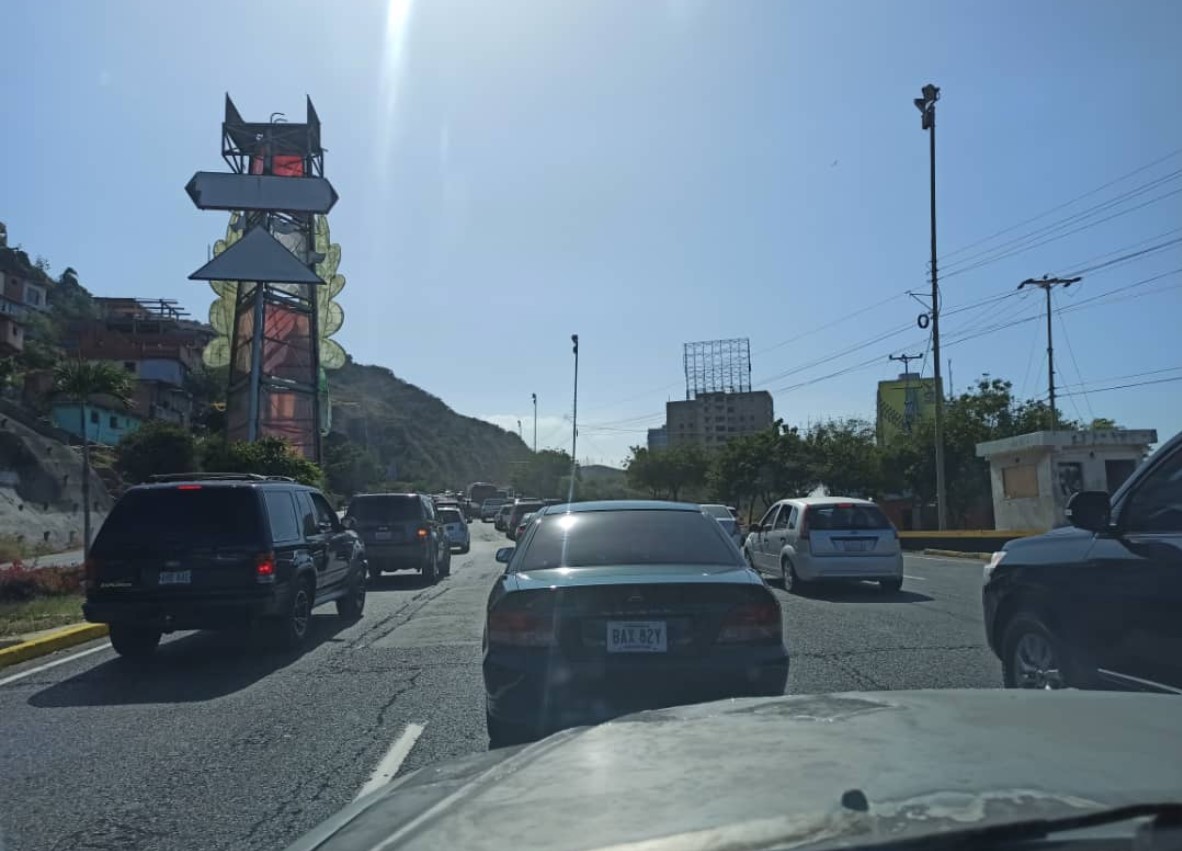 Gandola volcada produjo congestionamiento en la autopista Caracas – La Guaira este #16Feb