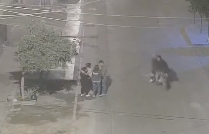EN VIDEO: Las iban a robar pero los delincuentes eran “panas” y no pasó nada