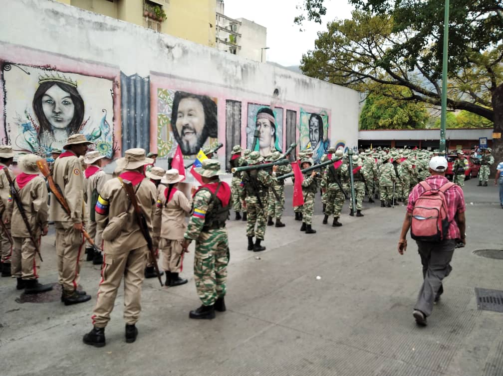 EN VIDEO: A los “milancianos” los levantaron tempranito para caminar por el centro de Caracas #13Feb