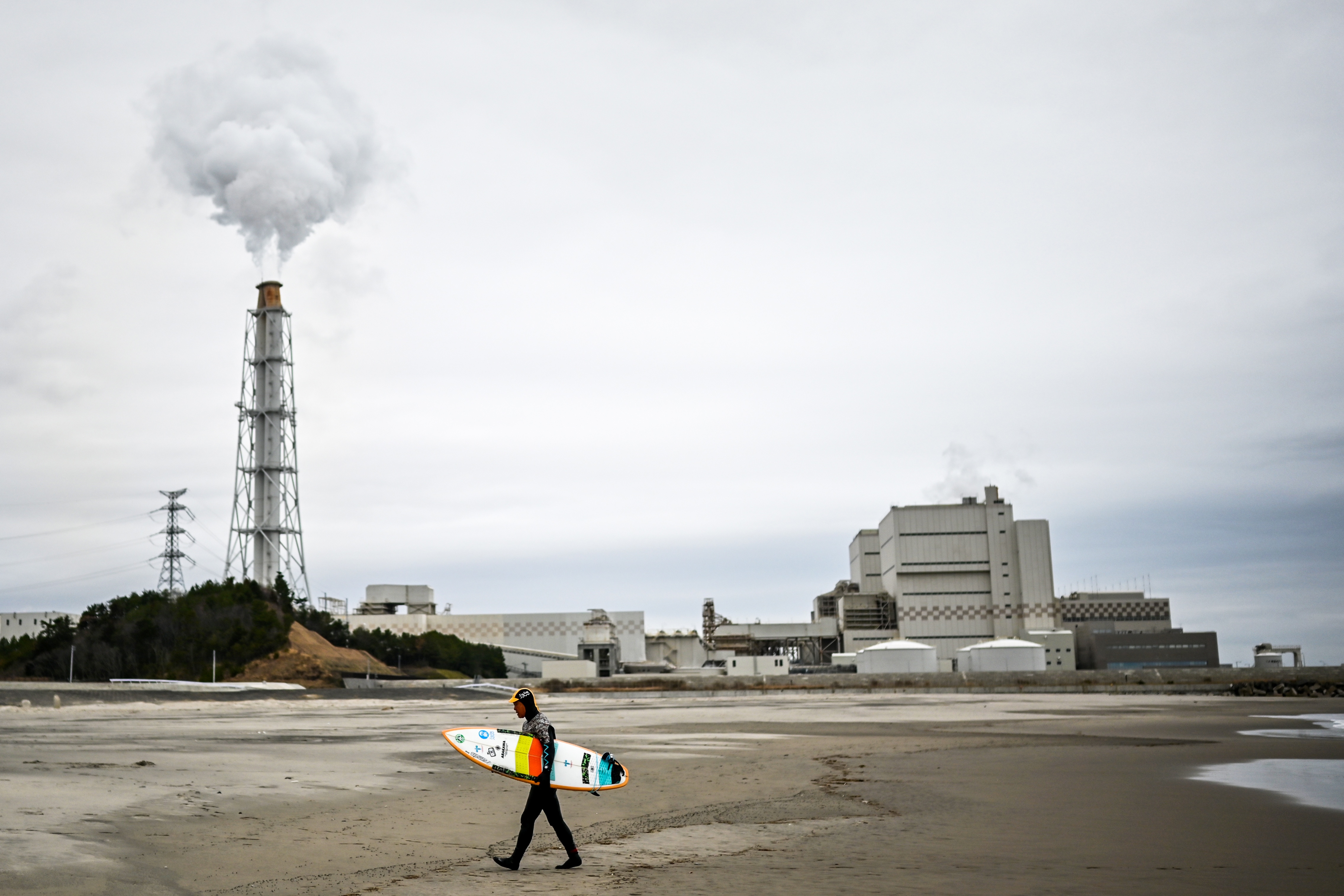 Nueve años después del accidente, aún surfea en las radioactivas aguas de Fukushima (FOTO)