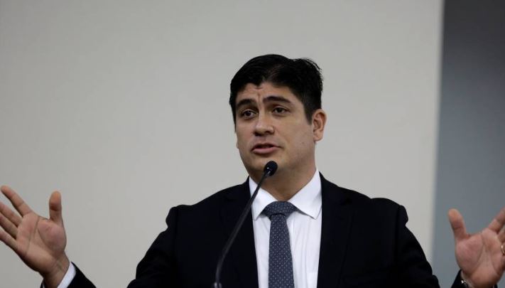 Presidente de Costa Rica busca reforzar gobierno tras renuncias por escándalo de datos privados