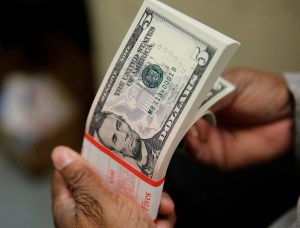 El dólar rompe la barrera de los 4 mil pesos por primera vez en Colombia