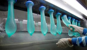 Mayor productor de condones del mundo alerta sobre escasez debido a cierre de fábricas