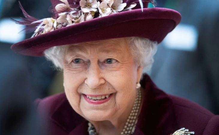 La reina Isabel II se emocionó al recordar la primera condecoración que recibió en su vida
