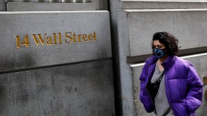 Wall Street vuelve al rojo tras apertura dispar