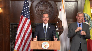 Alcalde de Los Ángeles firma ley contra desalojos y suspende mercados al aire libre