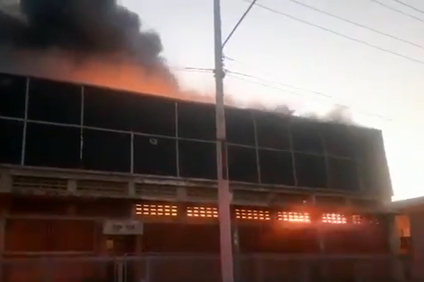Reportaron un fuerte incendio en una empresa de Maracaibo este #3Mar (Video)