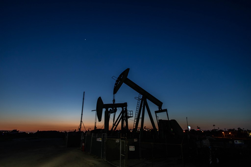 El petróleo se recupera tras revisión de cuotas de la Opep+