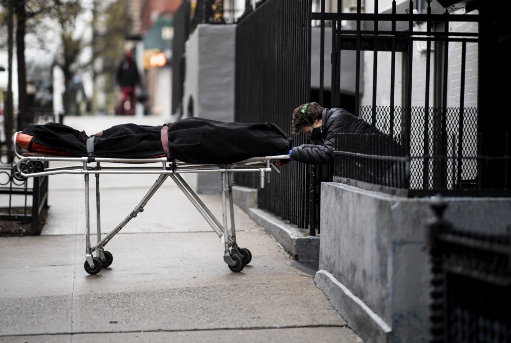 Una funeraria en Nueva York acepta víctimas de coronavirus cuando otras están desbordadas (Fotos)