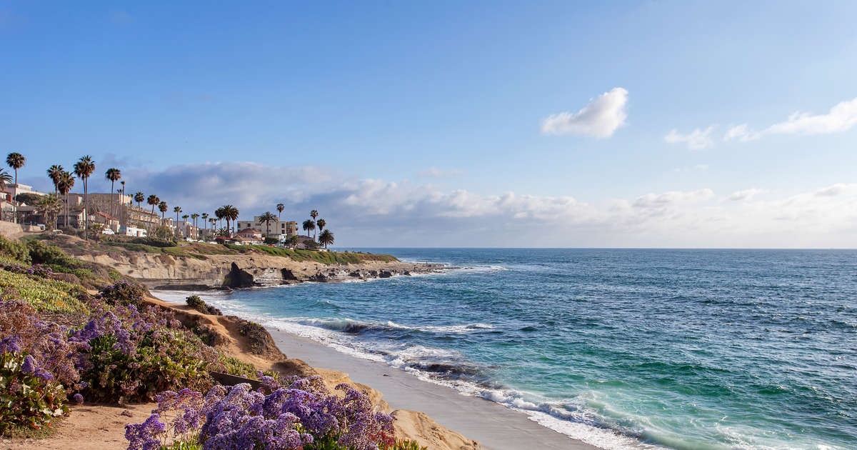 Miles de personas visitan las playas de California para refrescarse en medio del coronavirus