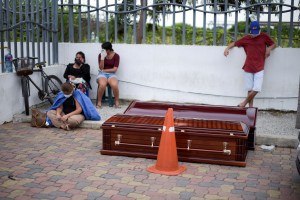 Las muertes se han triplicado en 15 días en Guayaquil por crisis sanitaria