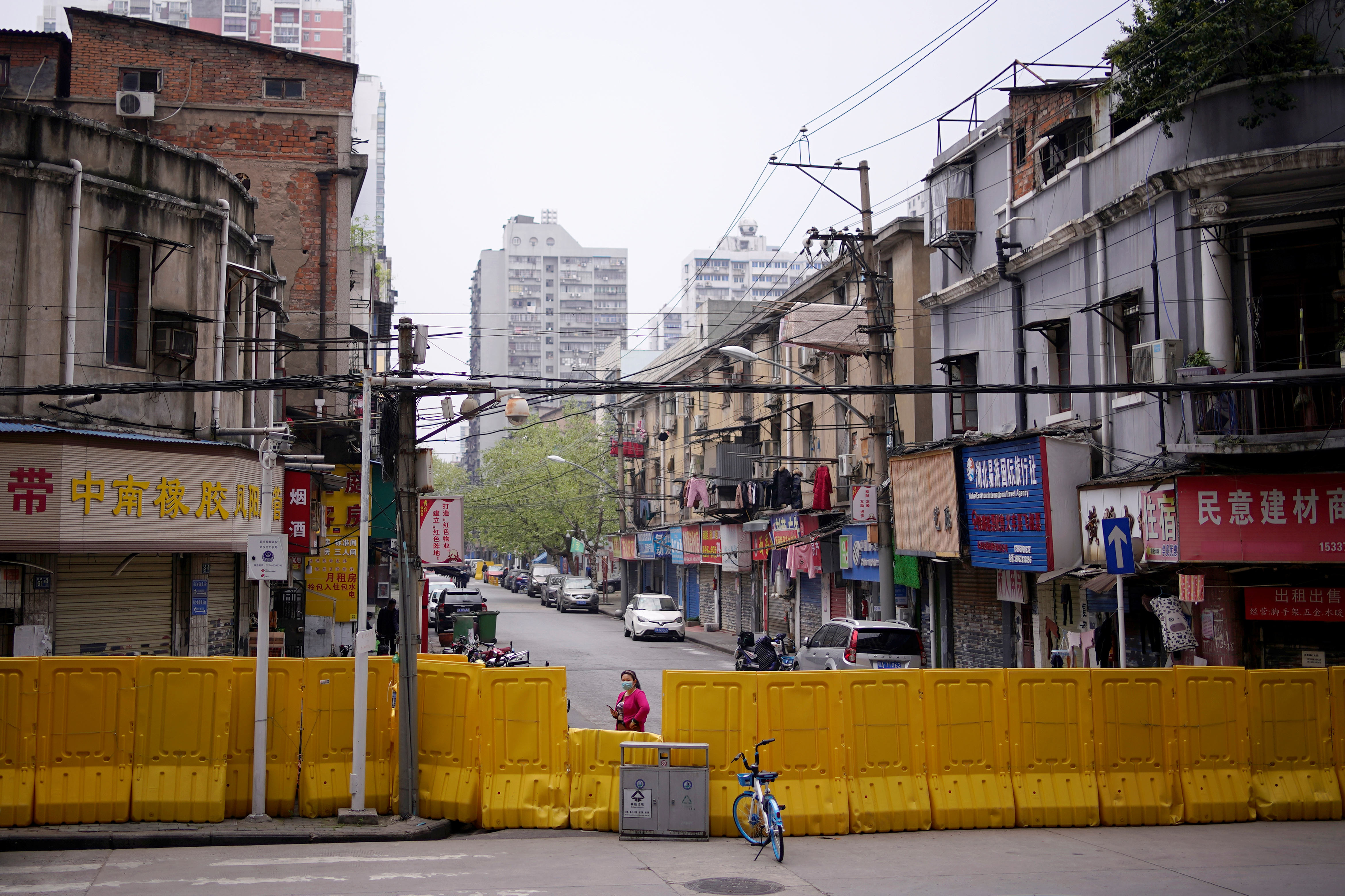 Desinfección, higiene y mascarilla obligatorios para frenar el virus en Wuhan
