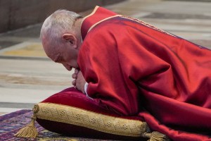 El papa Francisco en celebración de la Pasión del Señor: El coronavirus nos ha despertado del delirio de omnipotencia