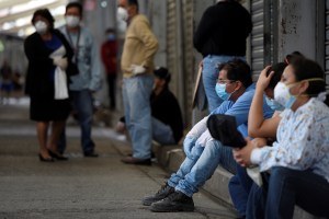 “Una forma diferente de decir adiós”: Ecuatorianos despiden virtualmente a sus muertos por la pandemia