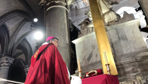 El arzobispo de Notre Dame ofrece misa en la catedral un año después del incendio (VIDEO)