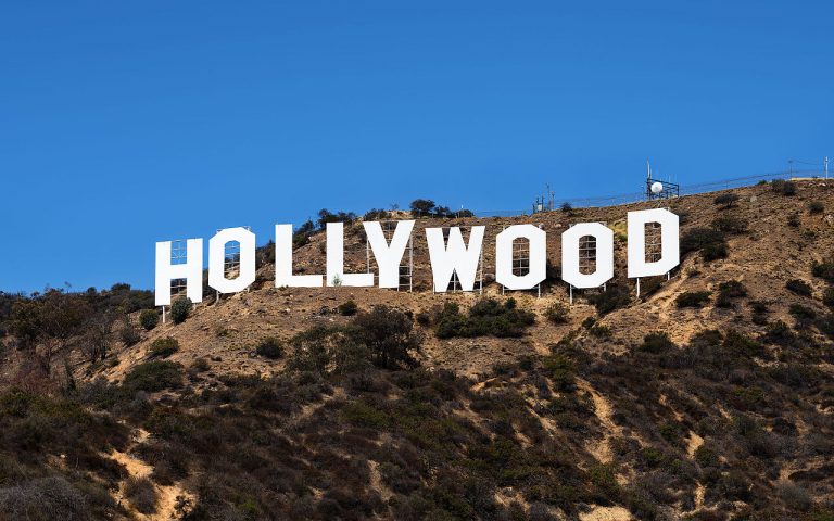 Con la reapertura de las salas de cine, Hollywood ensaya su futuro