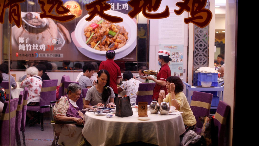 Tres familias chinas contrajeron coronavirus por el aire acondicionado en un restaurante