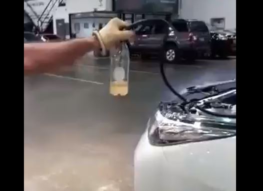 ¡Mosca! Estafadores pretenden engañar incautos con la venta de “gasolina” clandestina (Videos)