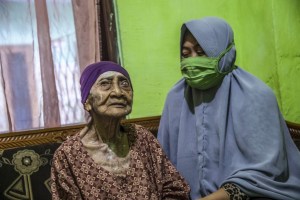 Una indonesia de 100 años sobrevive al coronavirus