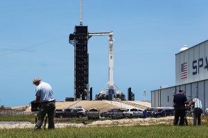 SpaceX confirma lanzamiento este sábado de su primer cohete tripulado