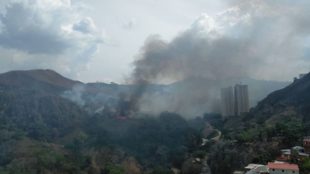 Reportaron incendio en el cerro El Encantado de Petare este #3May (Fotos)