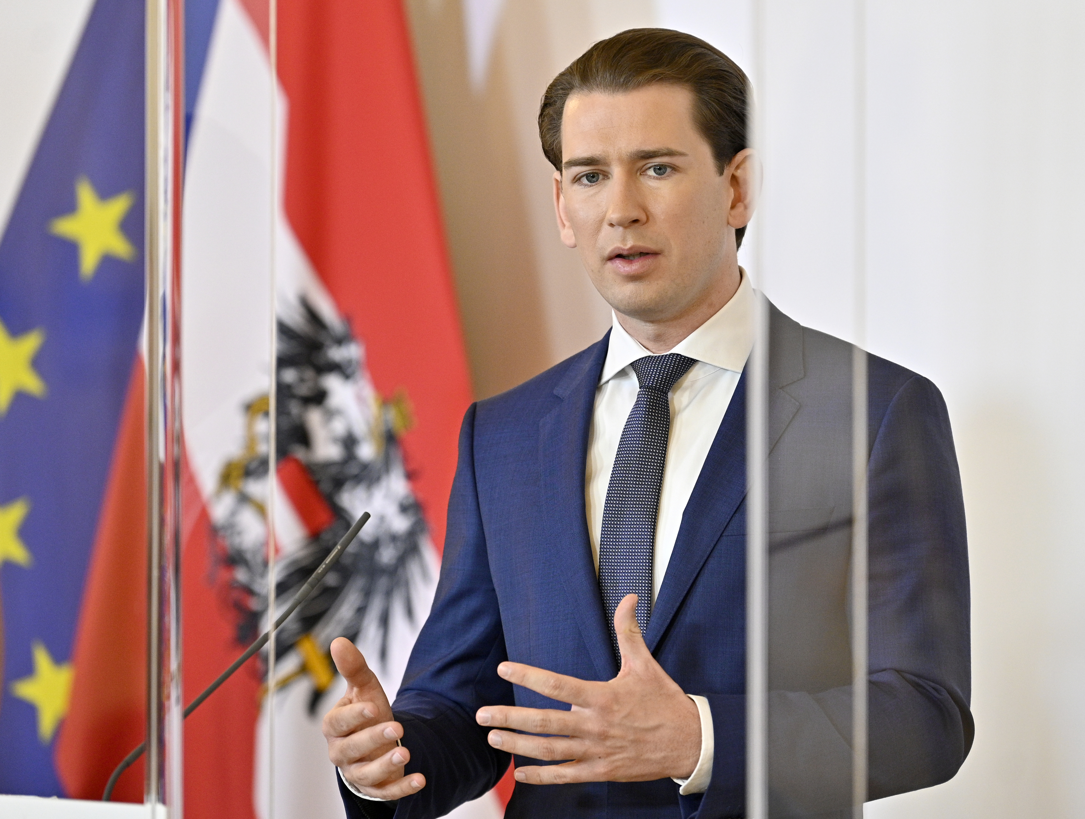 Austria dice que reabrirá su frontera con Alemania en un mes