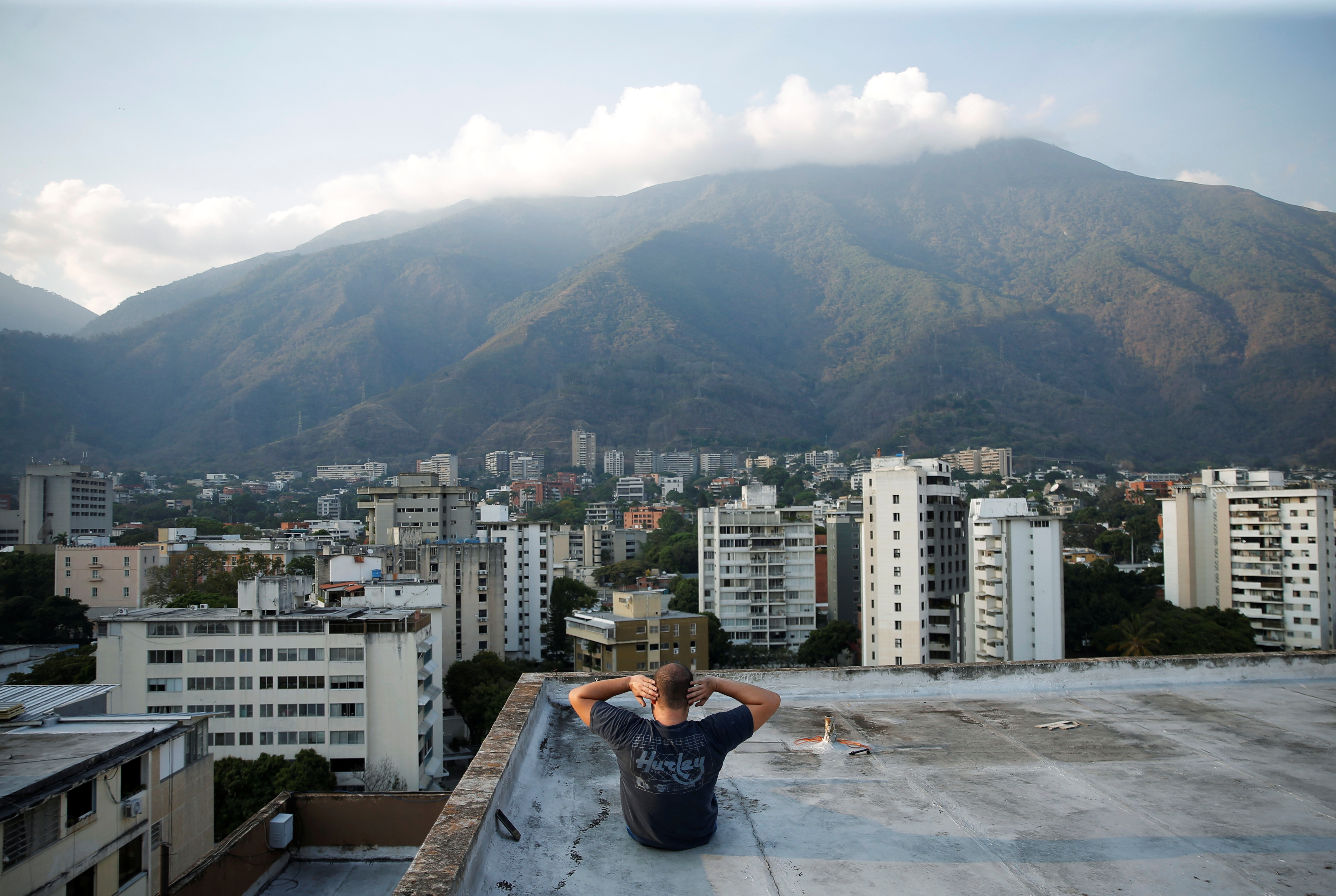 Desde sus azoteas, venezolanos en cuarentena comparten atardeceres a distancia (Fotos)