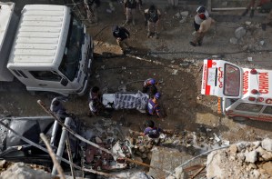 Imágenes desde el lugar donde se estrelló el avión de Pakistán International Airlines